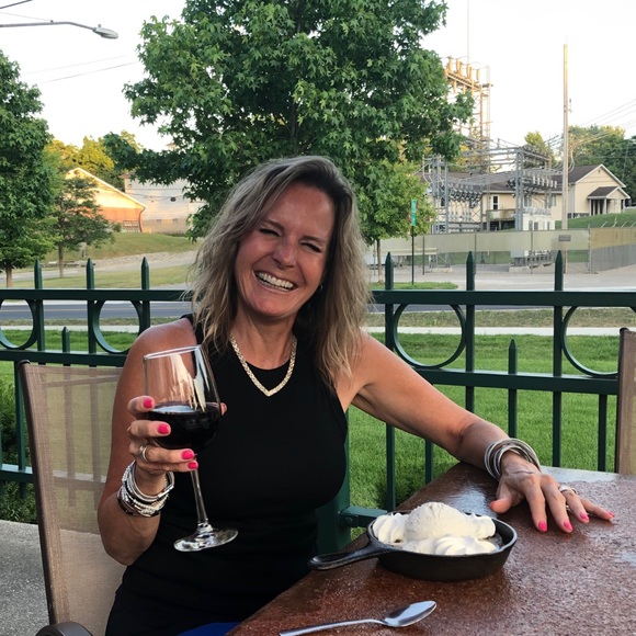 Profile Picture of D Gray (@dmfrancke) on Poshmark