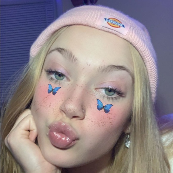 Profile Picture of Chloe Morrison (@chloechanel11) on Poshmark