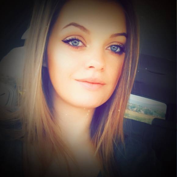 Profile Picture of Carly Newton (@cnewton010213) on Poshmark