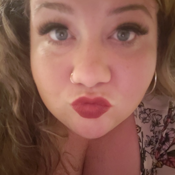 Meghan Lokey - Poshmark Profile Picture of Meghan Lokey (@lobstergal) on Poshmark