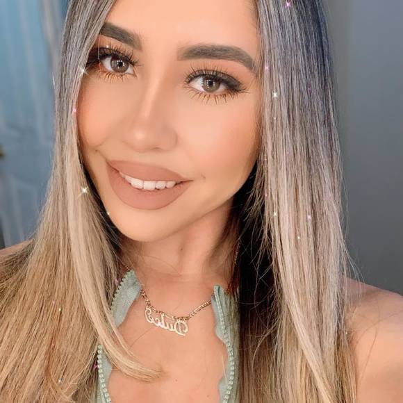 Profile Picture of Dulce Medina (@dulssm) on Poshmark
