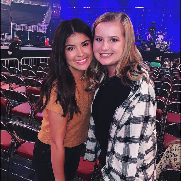 Profile Picture of Gabby & Mckinsey (@gabbyandmack) on Poshmark