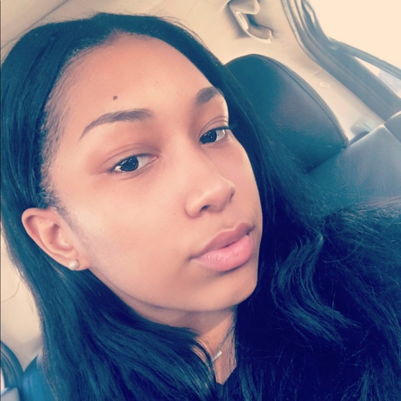 Profile Picture of Ziya Walloe (@ziyaaa1) on Poshmark