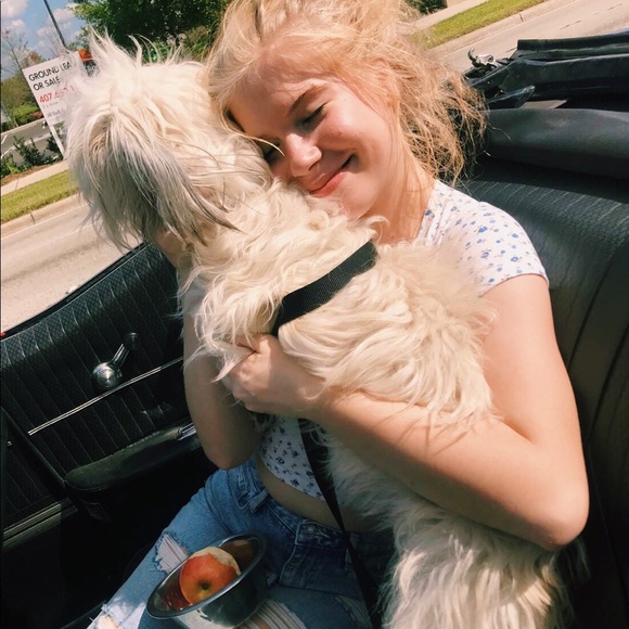 Profile Picture of Olivia Heintzen (@oliviaheintzen) on Poshmark