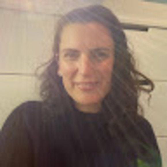 Profile Picture of Genevieve Deely (@gendeely) on Poshmark