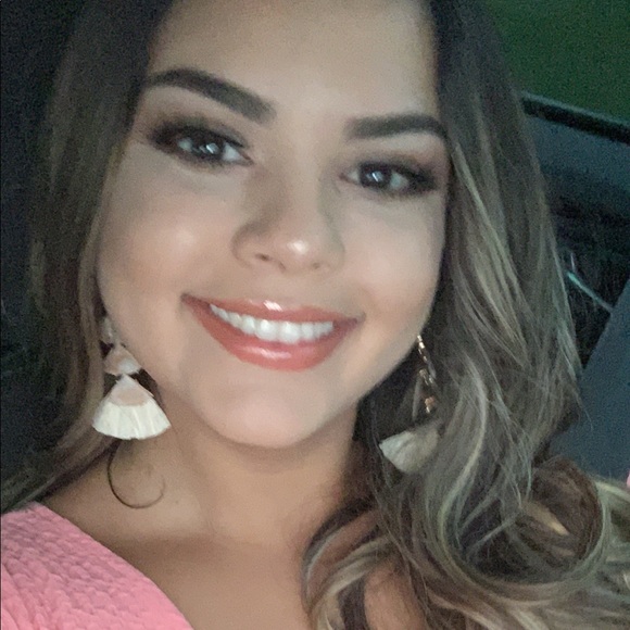 Profile Picture of Fernanda Vazquez (@dvazquez33) on Poshmark