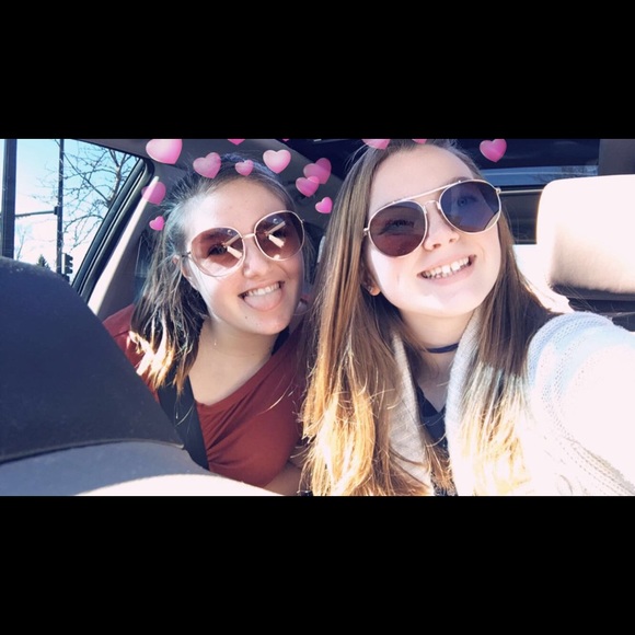 Profile Picture of Sam Bloink (@samibloink) on Poshmark