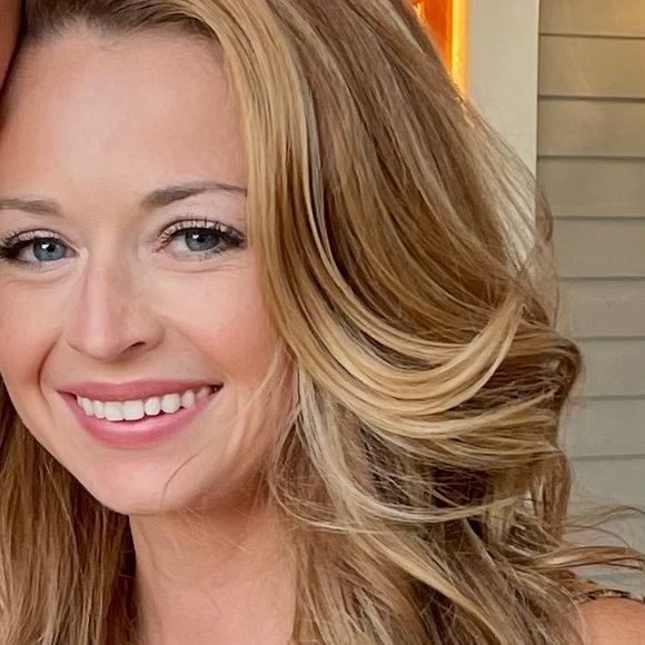 Profile Picture of Kate Olivieri (@jnjtec) on Poshmark