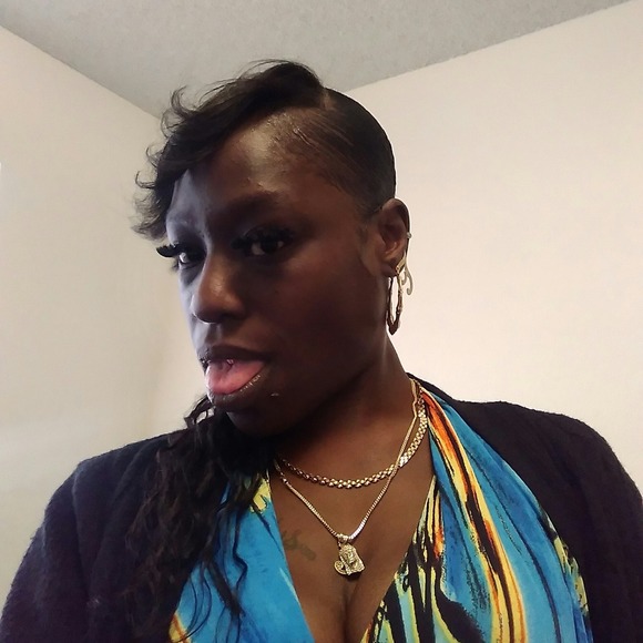 Profile Picture of Tomika Phillips (@tomikaphillips) on Poshmark