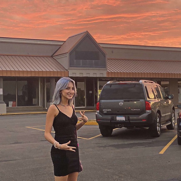 Profile Picture of Sophie Luhring (@sophieluhring) on Poshmark