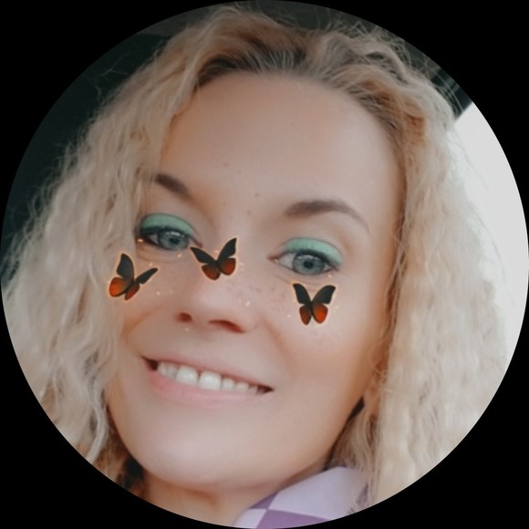 Profile Picture of April Plotts (@aprillynn35) on Poshmark