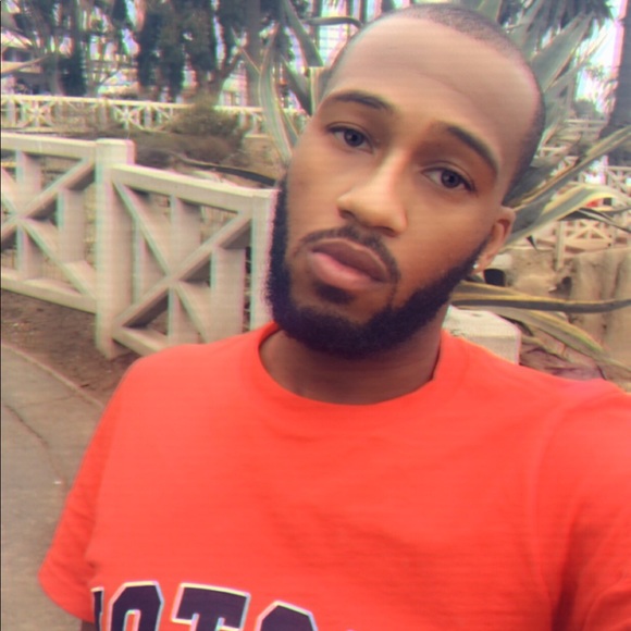 Profile Picture of Robert Denton (@robli23) on Poshmark