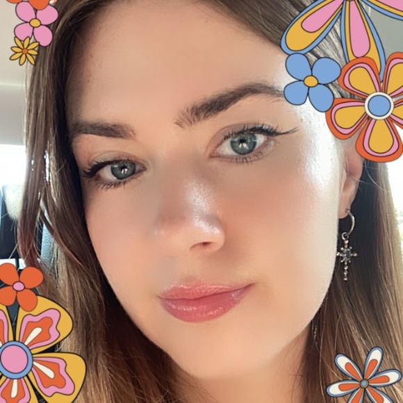 Profile Picture of Ava Lanning (@avaelaine9) on Poshmark