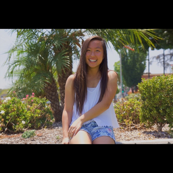 Profile Picture of Valerie Huynh (@valerieehuynh) on Poshmark