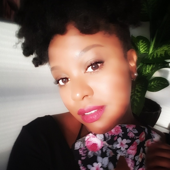 Profile Picture of Sophia Hudson (@sophiarinae) on Poshmark