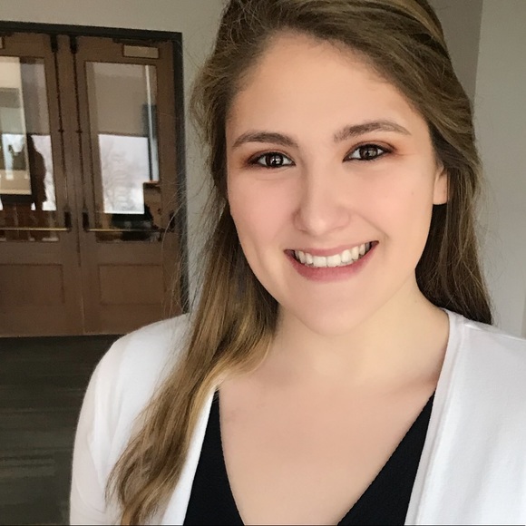 Profile Picture of Julia Rennie (@juliarennie) on Poshmark