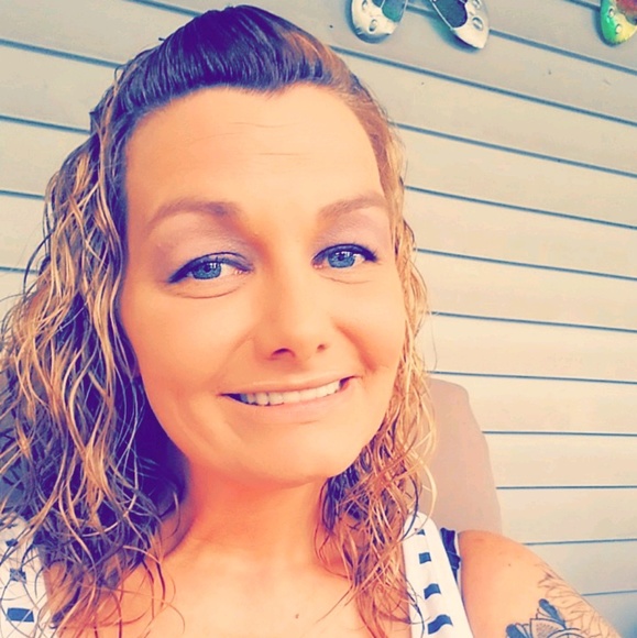 Profile Picture of Stephanie Wilkey (@stephaniesrw21) on Poshmark