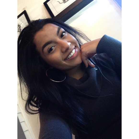 Profile Picture of Laura Silva (@lausilvah) on Poshmark