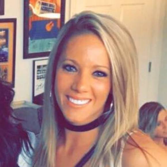Profile Picture of Karly Bergeron (@karlybergeron) on Poshmark
