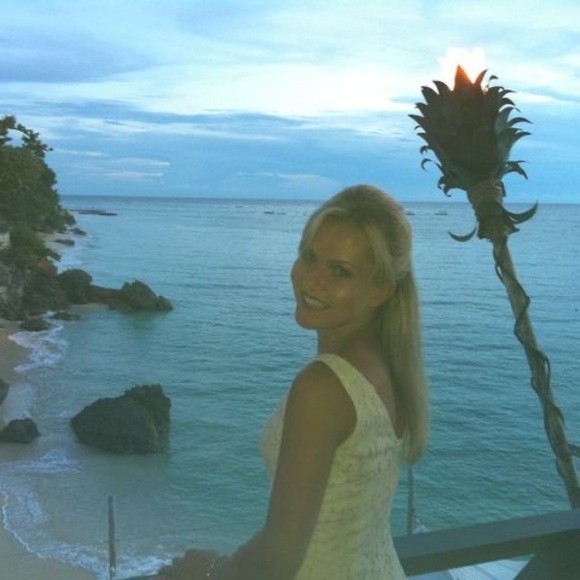 Profile Picture of Andzelika Breese (@andzelikabreese) on Poshmark