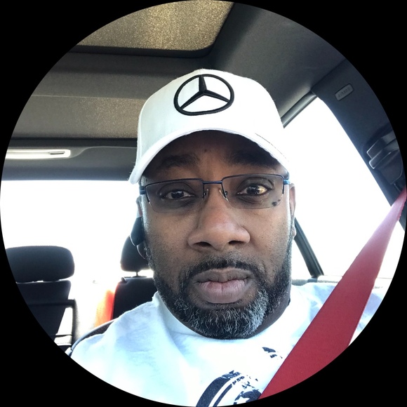Profile Picture of L. Bryant (@smoke00) on Poshmark