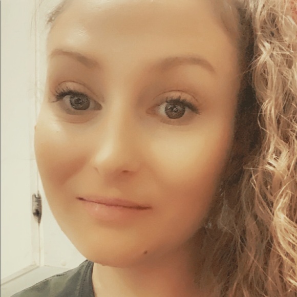 Profile Picture of Tia Spitzley (@tiaspitzley) on Poshmark