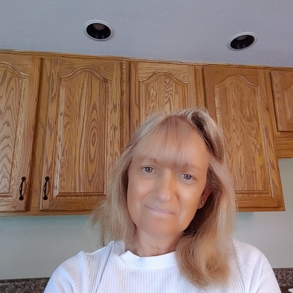 Profile Picture of Sandra Konsela (@sandykonsela) on Poshmark