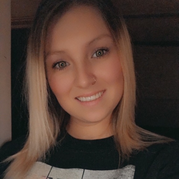 Profile Picture of Melissa Okuly (@melokuly) on Poshmark