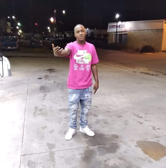 Profile Picture of Andrew Holloway (@andrewhollow794) on Poshmark