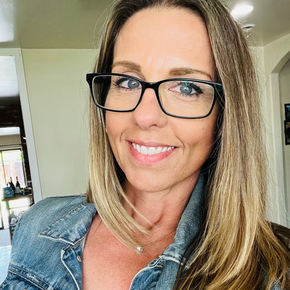 Profile Picture of Bobbi Trueba (@bobbitrueba) on Poshmark