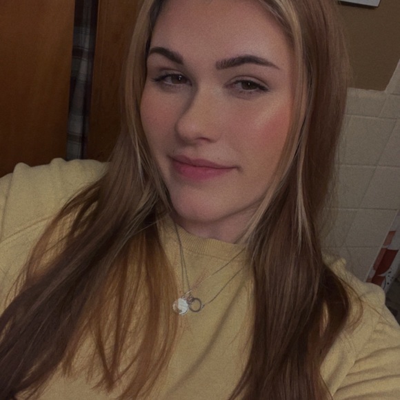 Profile Picture of Hannah Axtell (@h_dunbar) on Poshmark