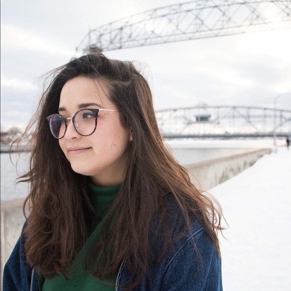 Profile Picture of Destinee Bouavichith (@bouav001) on Poshmark