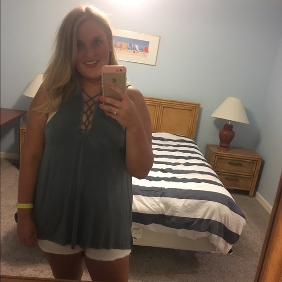 Profile Picture of Danielle Grayson (@dm_grayson22) on Poshmark