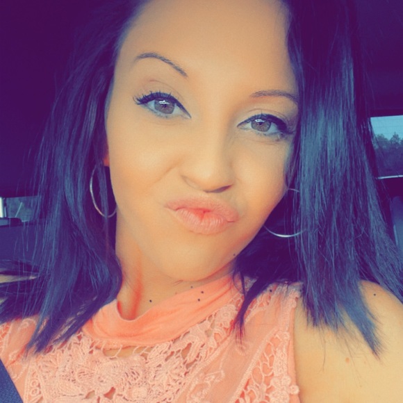 Profile Picture of Davida Vines (@davidavines) on Poshmark