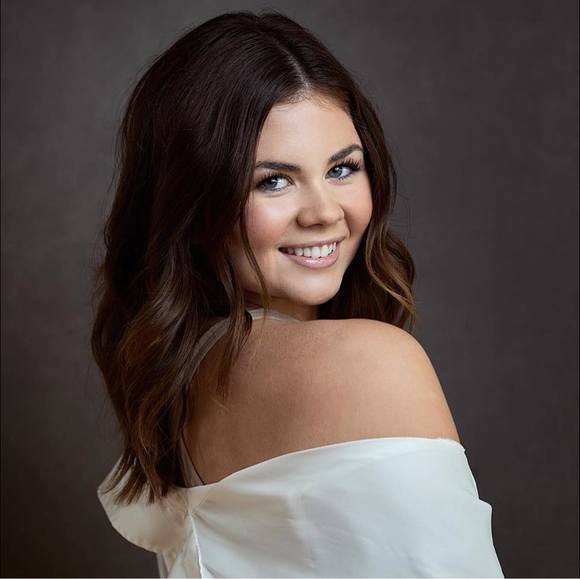 Profile Picture of Grace Bredlow (@gracebredlow) on Poshmark