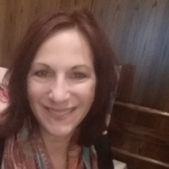 Profile Picture of Carreen Taylor (@carreenth) on Poshmark