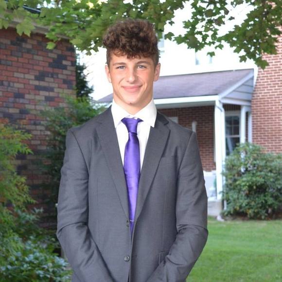 Profile Picture of Daniel Tobias (@dtobias8) on Poshmark