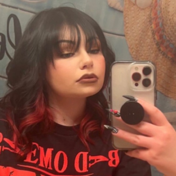 Profile Picture of Carly Murray (@carly_murrayy) on Poshmark