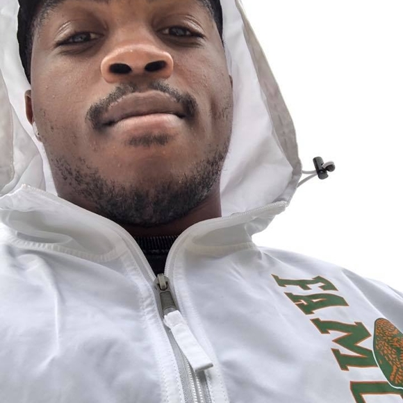 Profile Picture of Joe Sconiers (@shmo45) on Poshmark