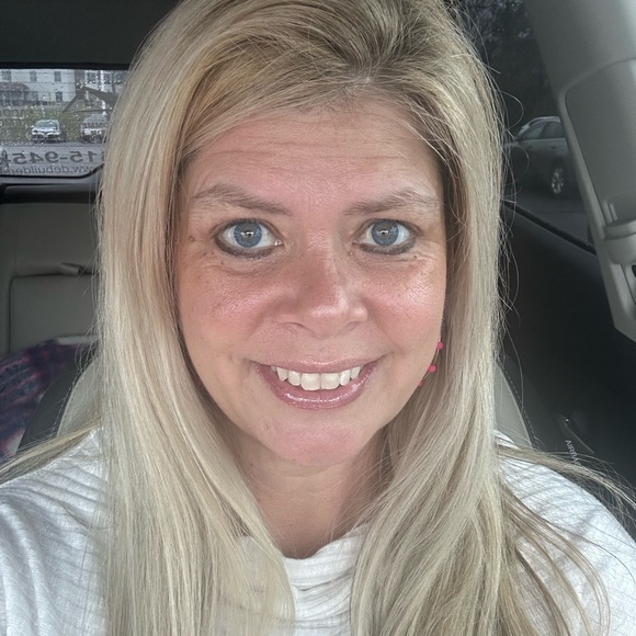 Profile Picture of Kim Peach (@kimpeach) on Poshmark