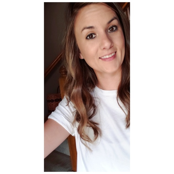 Profile Picture of Amanda Mullins (@mandamullins) on Poshmark