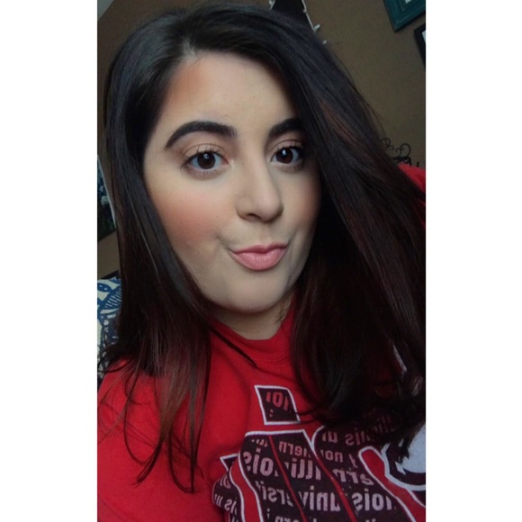 Profile Picture of Sarah Denicolo (@sarahdenicolo) on Poshmark