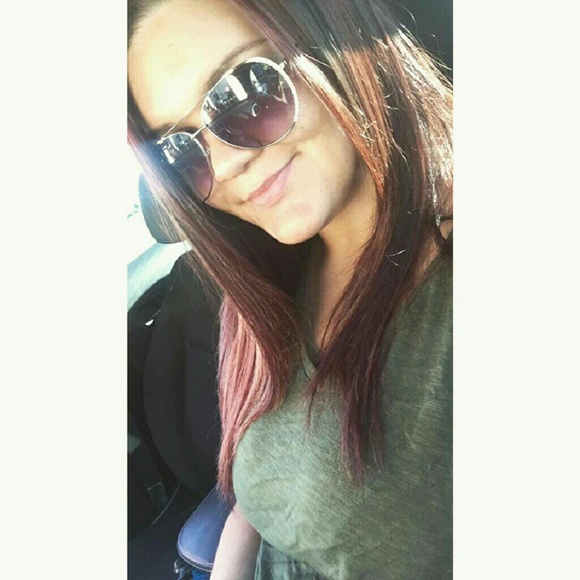 Profile Picture of Katee Hatchel (@kateewhatt) on Poshmark