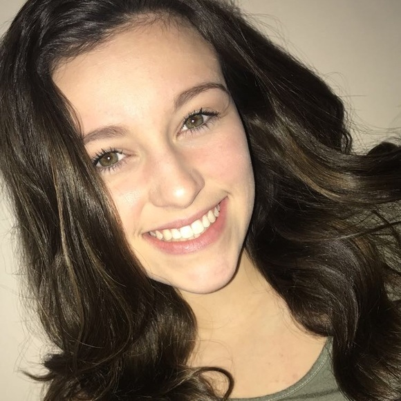 Profile Picture of Brooke Holdren (@brooke_holdren) on Poshmark