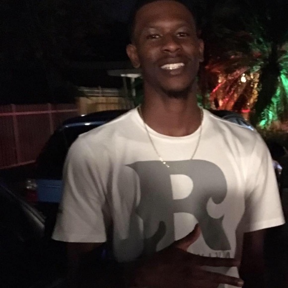 Profile Picture of Carlos Benton (@carlos_benton) on Poshmark