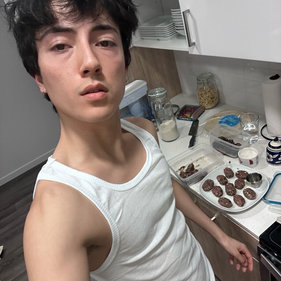 Profile Picture of Alex Deeb (@alexdeeb123) on Poshmark