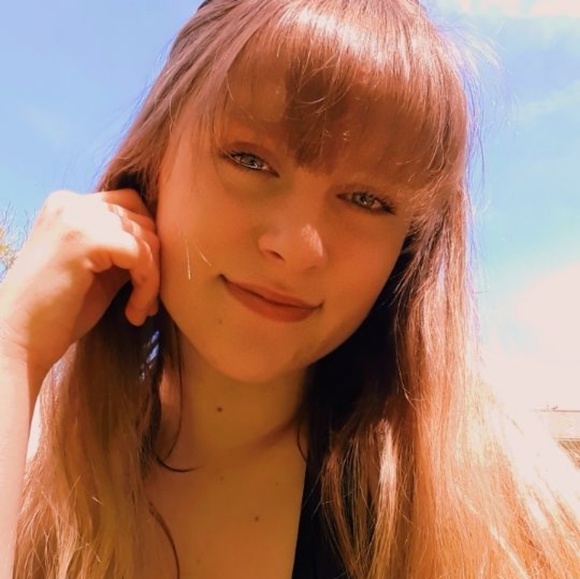 Profile Picture of Alexis Axelson (@alexisaxelson) on Poshmark