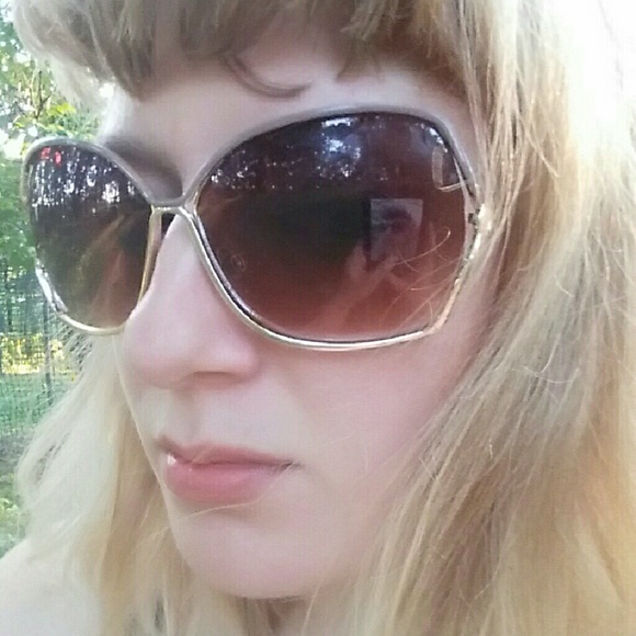 Profile Picture of Arianne Benick (@anniedoos) on Poshmark