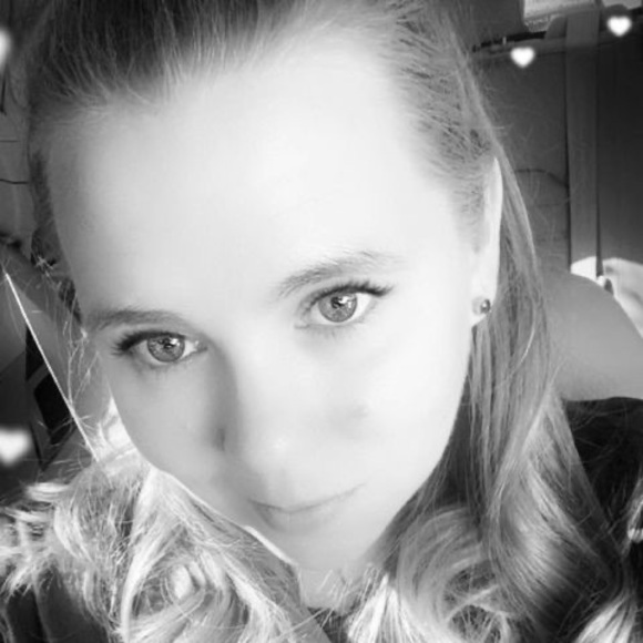 Profile Picture of Amanda Weigand (@aweigand0422) on Poshmark
