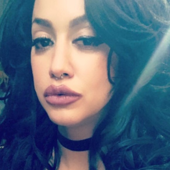 Profile Picture of Samantha Dinis (@sammigoogoo81) on Poshmark